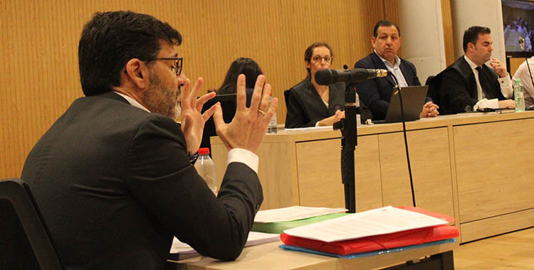 Jesús León gesticulando durante su declaración desde el banquillo de los acusados en el Caso Saqueo.