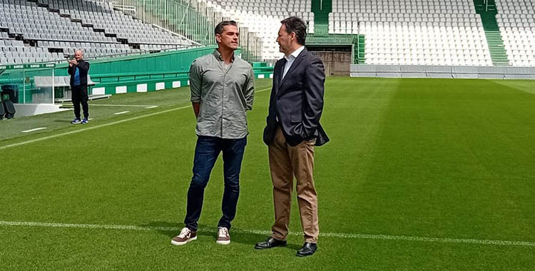 Juanito y Monterrubio departiendo sobre el futuro del plantel actual y los próximos fichajes.