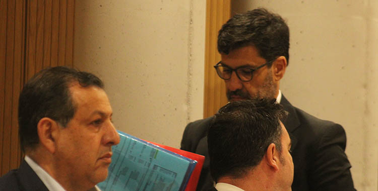 Jesús León, con su hermano Ildefonso en primer plano, dirigiéndose al banquillo de los acusados para declarar.