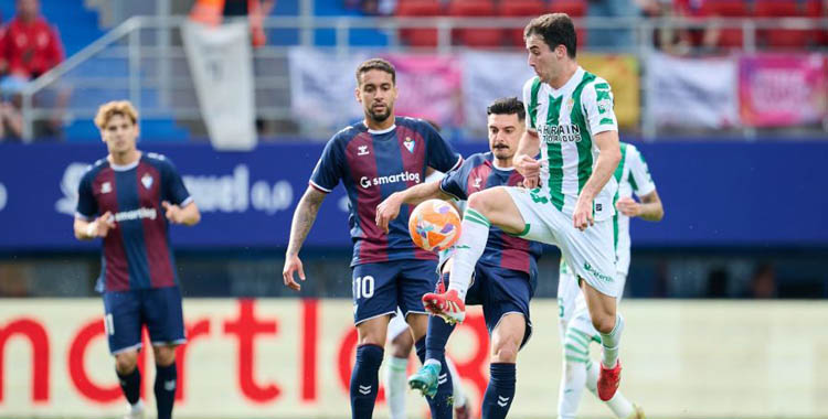 Magunazelaia intenta controlar el balón en Ipurua. Foto: LaLiga Hypermotion