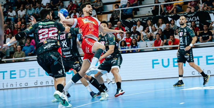 Miguel Malo superando a la defensa del Ángel Ximenez.