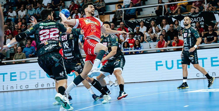Miguel Malo superando a la defensa del Ángel Ximenez.
