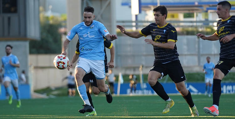 Manu Molina avanza ante la presión de jugadores del Tomares.