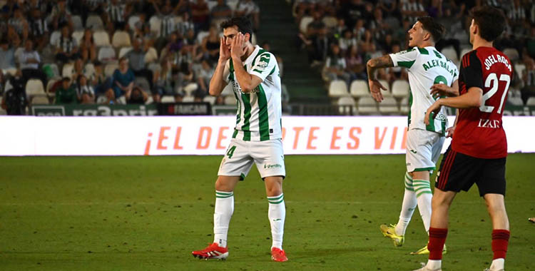 Jon Magunazelaia lamentándose de la derrota del Córdoba ante el Mirandés.