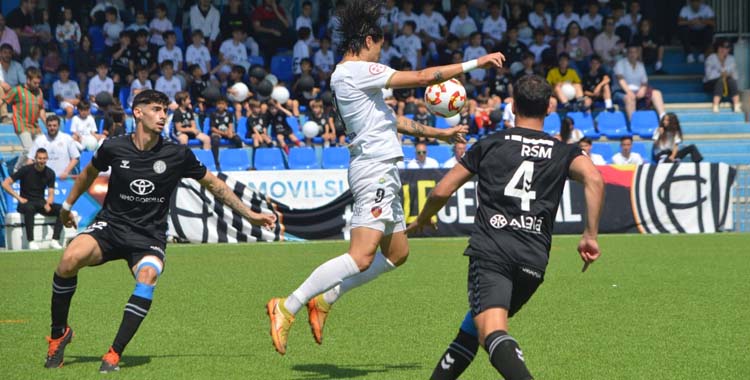 Tommy Montenegro controla un balón en el duelo de la pasada jornada ante el Atlético Central. Foto: Tino Navas / Salerm Puente Genil