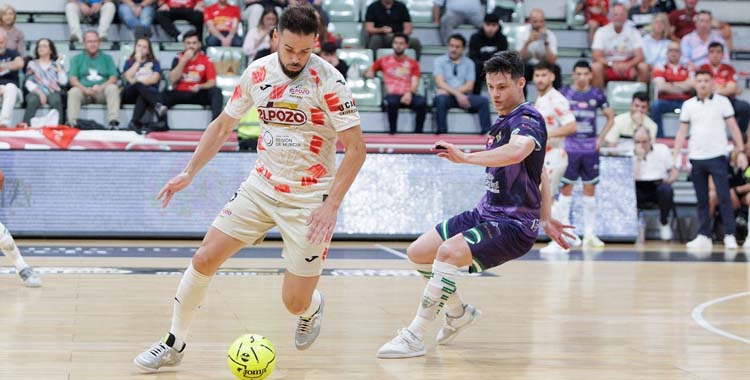 Murilo Duarte presiona a un jugador rival.