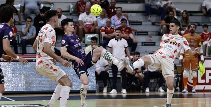 Murilo Duarte pelea por el balón con un rival.