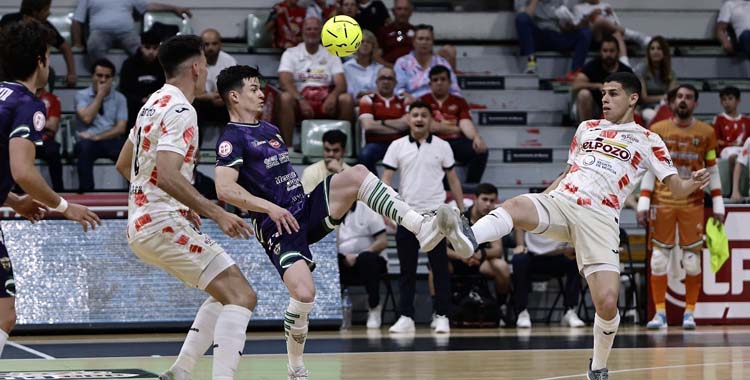 Murilo Duarte pelea por el balón con un rival.