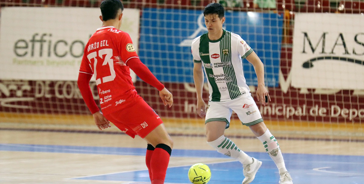 Murilo Duarte conduce ante un jugador cartagenero.