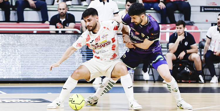 Mykytiuk presiona a un jugador de ElPozo Murcia. Foto: Pascu Méndez