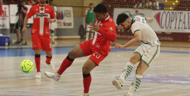 Mykytiuk dispara ante el Jimbee Cartagena.