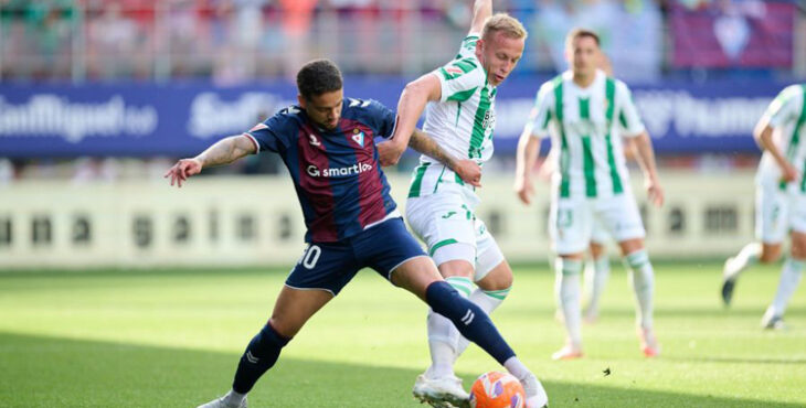 Obolskii pugna por el balón en Ipurua. Foto: LaLiga Hypermotion