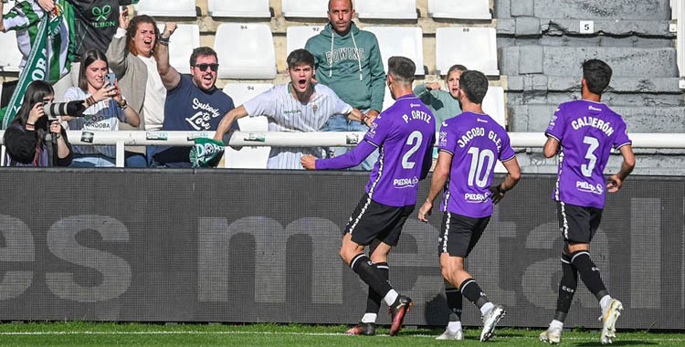 Pedro Ortiz se va a celebrar con los aficionados el 0-1 en Burgos. Foto: LaLiga Hypermotion