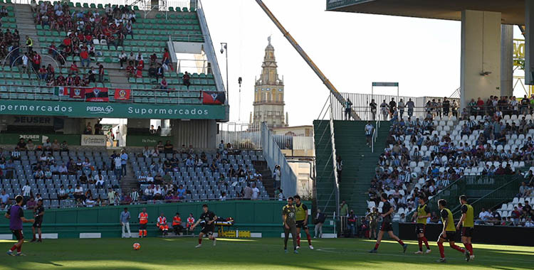 La imagen de la portada de la Feria desde el verde de El Arcángel mientras de monta la cale del Infierno.