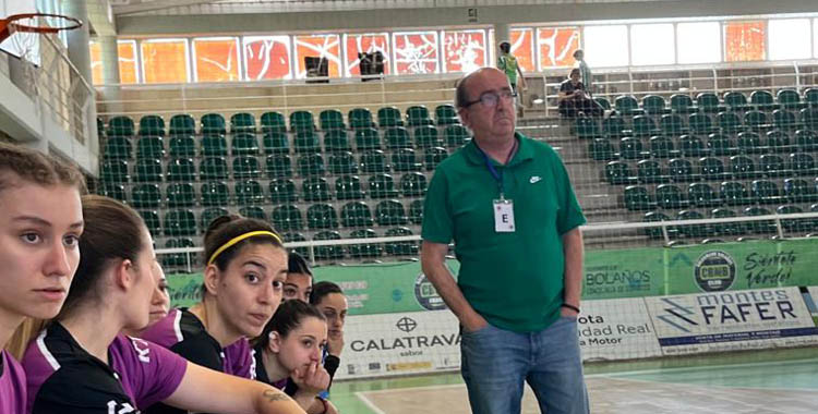 Rafa Moreno en el banquillo durante un partido del Adesal.