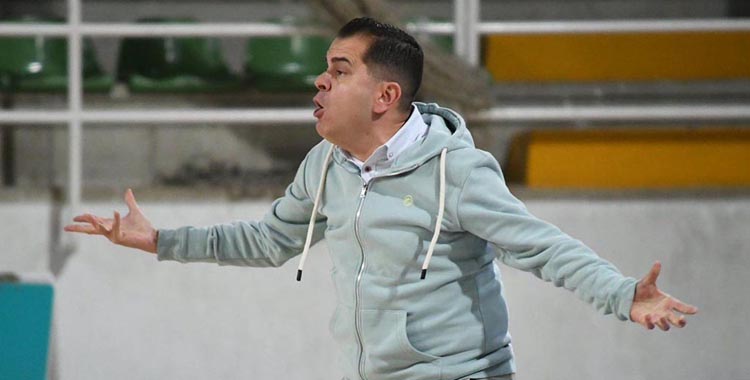 Rafa Sanz gesticula en un partido del Lobe Huesca.