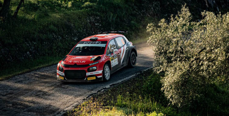 Imagen de un coche en el Rally Sierra Morena 2025.