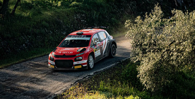 Imagen de un coche en el Rally Sierra Morena 2025.