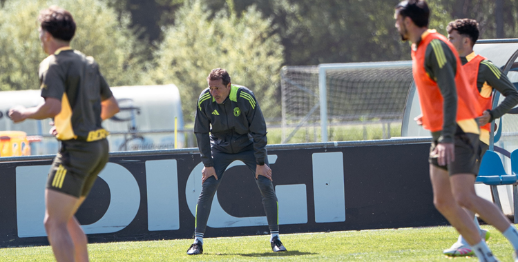 Ramis sigue la evolución de sus jugadores en un entrenamiento.