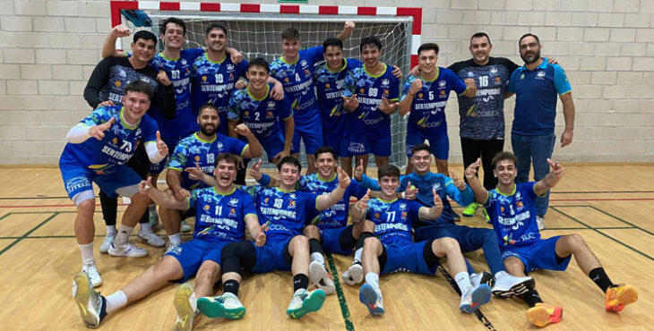 Jesús Díaz junto a sus jugadores tras un encuentro. Foto: ARS Palma del Río