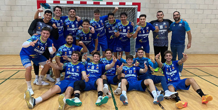 Jesús Díaz junto a sus jugadores tras un encuentro. Foto: ARS Palma del Río