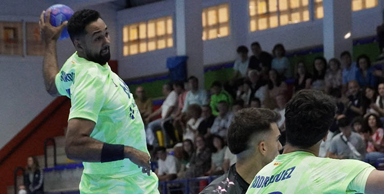 El francés Richardson levantándose ante un bloqueado David Estepa.