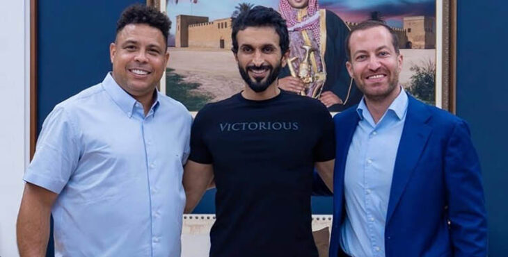 El príncipe de la Casa Real de Baréin Shaikh Nasser Hamad Al Khalifa flanqueado por Ronaldo y Faisal.