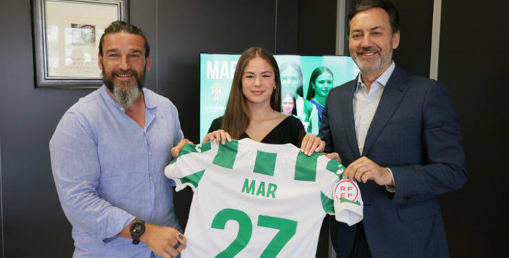 Sergio Guillén, a la izquierda en el acto del primer contrato profesional de Mar Gómez. Foto: @CordobaFemenino