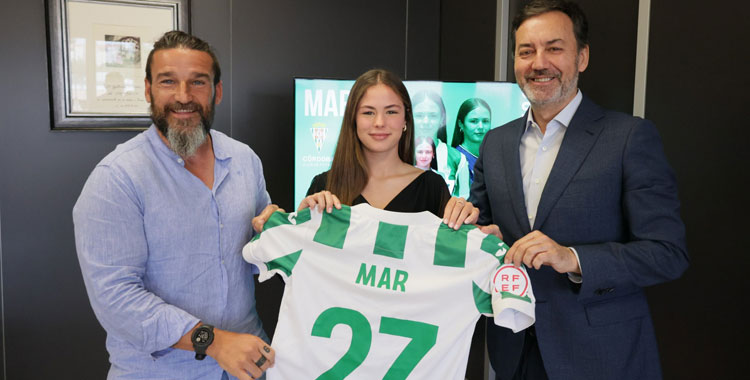 Sergio Guillén, a la izquierda en el acto del primer contrato profesional de Mar Gómez. Foto: @CordobaFemenino
