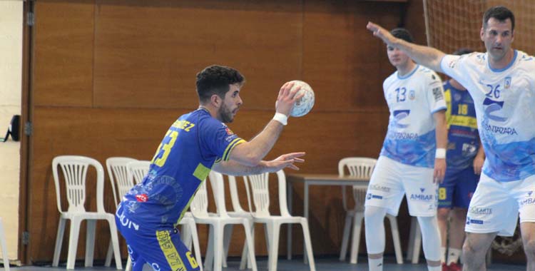 Sergio Fernández avanza en un ataque.