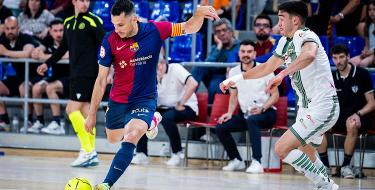 Titi del Rey presiona a un jugador del Barça.
