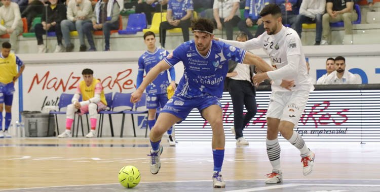 Zequi protege el balón ante un rival. Foto: Manzanares FS