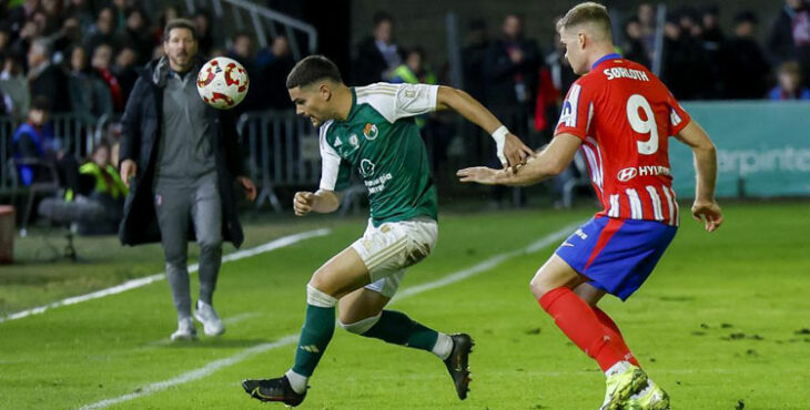 Adri Crespo en el partido de Copa del Rey ante el Atlético de Madrid de Sorloth. Foto: Marca.com