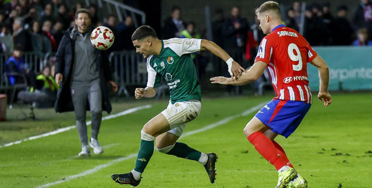 Adri Crespo en el partido de Copa del Rey ante el Atlético de Madrid de Sorloth. Foto: Marca.com