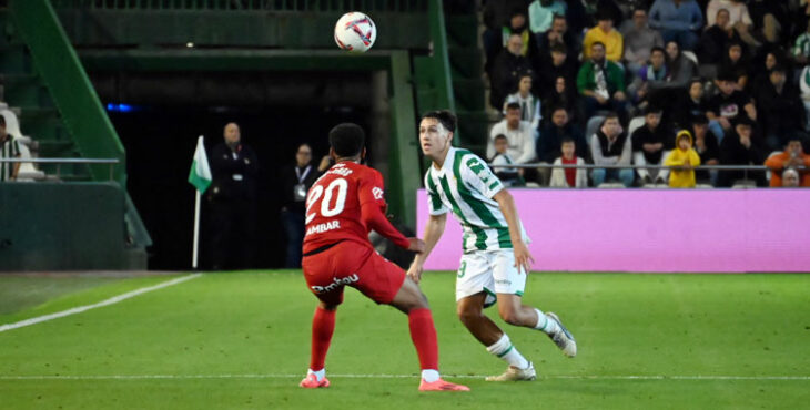 Adrián Vázquez jugando con el primer equipo ante el Zaragoza. Autora: Natalia Román