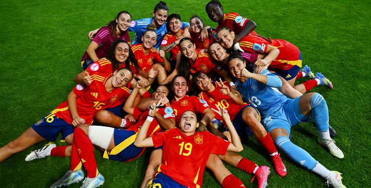 Alba Cerrato, con el 19, celebrando junto a sus compañeras el pase a las semifinales. Foto: RFEF