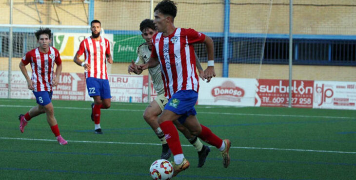Álvaro Sierra con la rojiblanca del Atlético Porcuna. Foto cedida por el Salerm Puente Genil