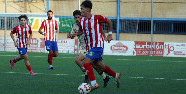 Álvaro Sierra con la rojiblanca del Atlético Porcuna. Foto cedida por el Salerm Puente Genil