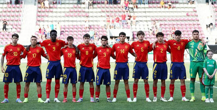 La selección española sub19 en formación antes de empezar. Foto: RFEF