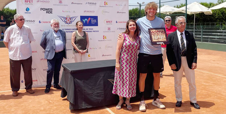 Jacopo Berrettini con su galardón tras vencer la final en el Real Aero Club