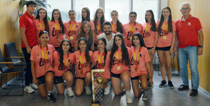 Las jugadoras y cuerpo técnico del Córdoba de Balonmano Infantil Femenino posando con los responsables de la Clínica IFEM, su patrocinador. Foto: Rafa Barroso / CBM