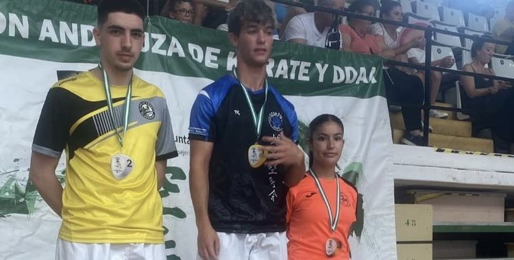 Algunos de los medallistas del Shotokan Villoslada