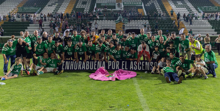 La alegría del Cacereño del cordobés Adri Crespo tras el ascenso. Foto: CP Cacereño