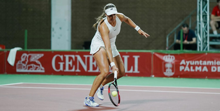 Caroline Werner volea en la red en su estreno en el Open Generali