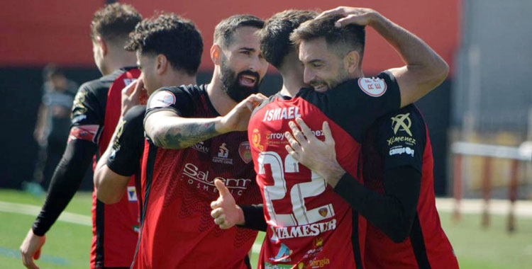 Los jugadores rojinegros celebrando un tanto en la pasada temporada. Foto: Tino Navas / Salerm Puente Genil