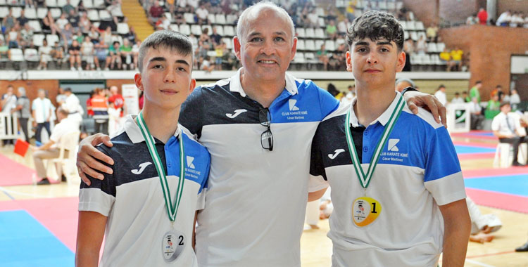 César Martínez con dos de sus pupilos medallistas. Foto: Club Kimé