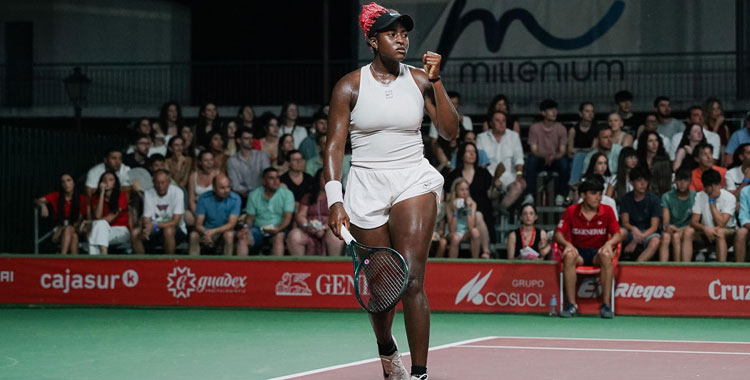 Clervie Ngounoue celebrando un punto en las pistas de El Pandero