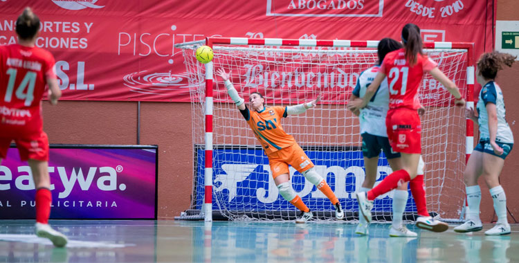 Cristina García vuela en una acción del partido final del play-off por el título ante el Atlético Navalcarnero. Foto: STV Roldán