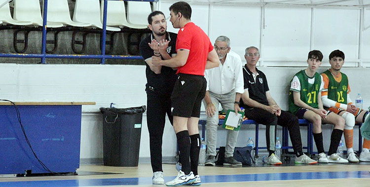 David Fernández pide explicaciones a uno de los colegiados en uno de los partidos de esta pasada temporada. Foto: Edu Luque / Córdoba Futsal