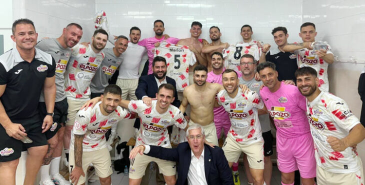 La celebración de los jugadores del cuadro charcutero, con Josan y César Velasco en el centro, tras cargarse a Peñíscola, campeón de la liga regular. Foto: ElPozo Murcia